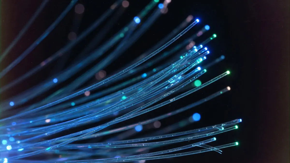 Câbles de fibre optique illuminés symbolisant la rapidité du web