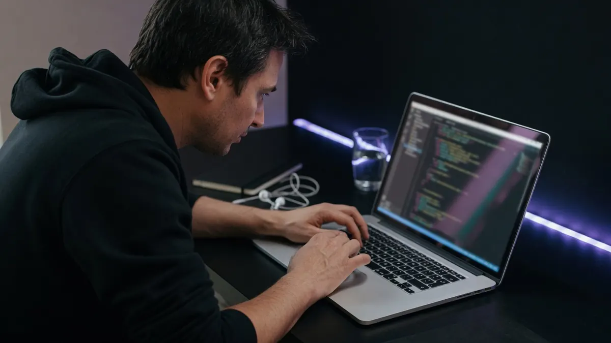 Développeur optimisant les performances d'un site sur son poste