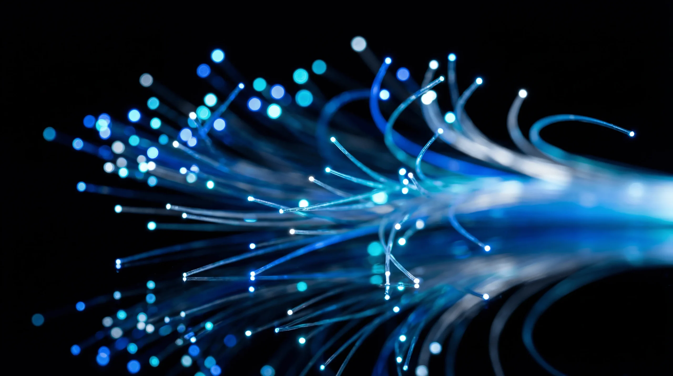 Fibres optiques lumineuses symbolisant la vitesse de chargement et la performance web
